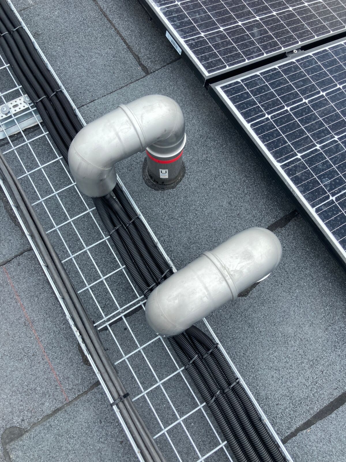 Kabeldragning och svanhalsar vid solceller